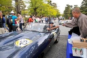 Entrant in HEALEY SILVERSTONE gets a stamp at Kenninji Temple