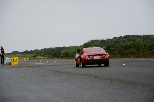 Entrant in TOYOTA 2000GT trying to match timing while looking at measurement line in PC competition in Nankishirahama Airport Site