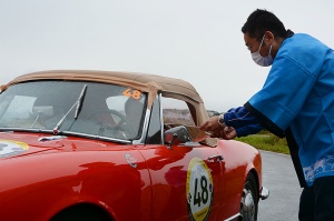 After competition, ALFA ROMEO GIULIETTA SPIDER receives stamp at Nankishirahama Airport Site