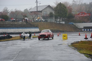 雨の中、名阪スポーツランドでPC競技に臨む FIAT 1100S