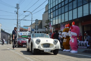 TRIUMPH TR2 receives stamp at shopping street in front of Isurugi Station
